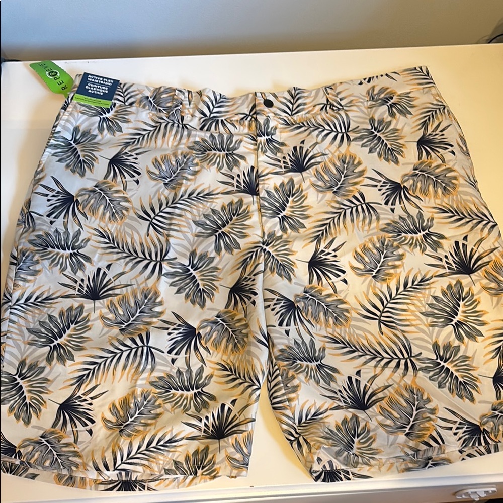NWT- Men’s Haggar Cruise Hybrid Shorts